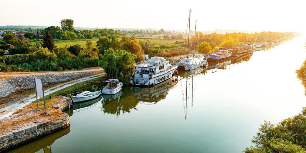 Bord Du Canal Du Rhone A Sete Sur "Cesar" Vauvert Exterior foto
