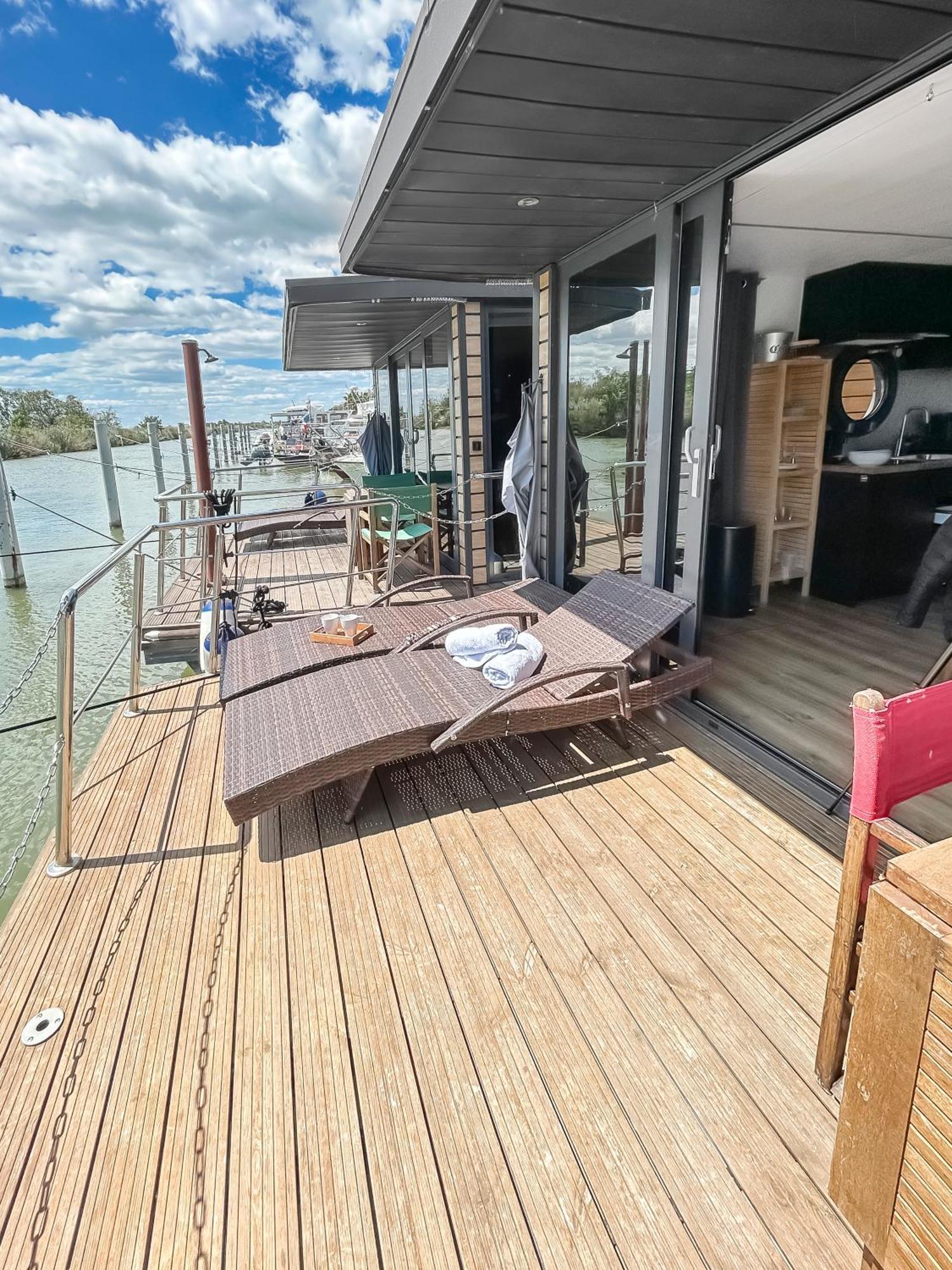 Bord Du Canal Du Rhone A Sete Sur "Cesar" Vauvert Exterior foto